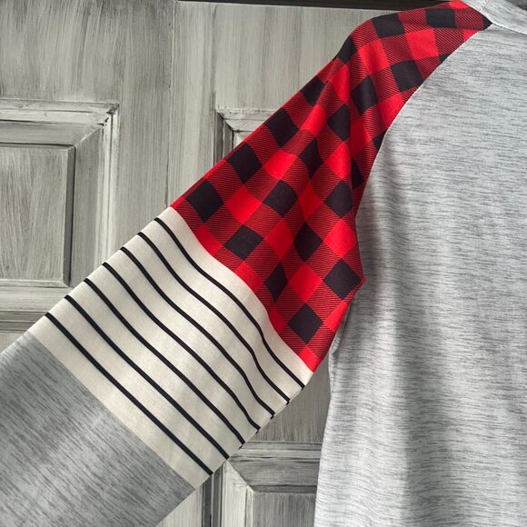 Buffalo Plaid Heart Gray Long Sleeve Top Size M - Picture 3 of 9